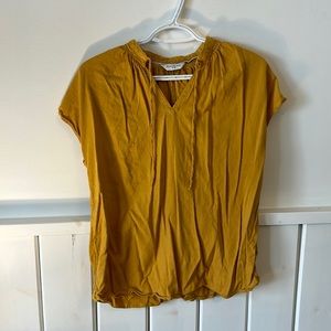 Denver Hayes yellow v-neck short sleeve medium